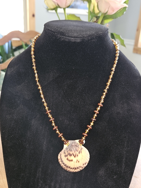 The Unbranded Brand Jewelry - Handmade 100% Real Shell Pendant Necklace in Earthtones